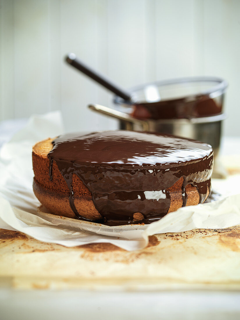 Covering a sponge cake with chocolate icing