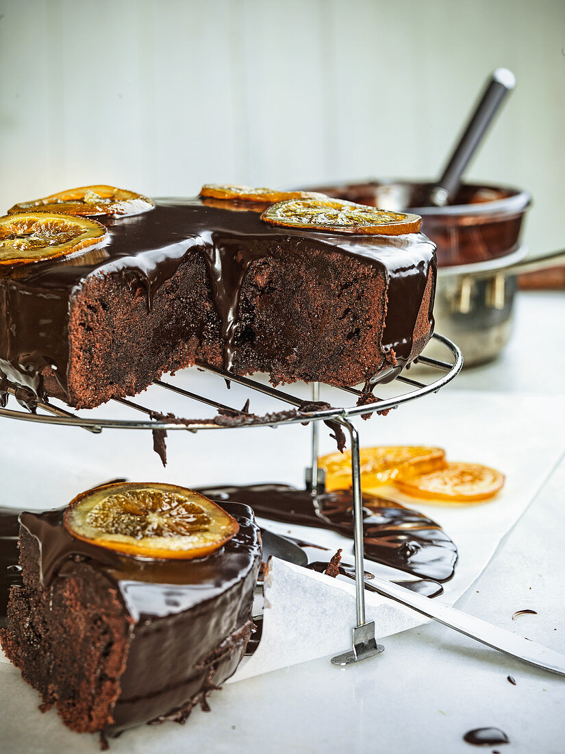 Schokoladen-Brownie-Kuchen mit kandierten Orangen