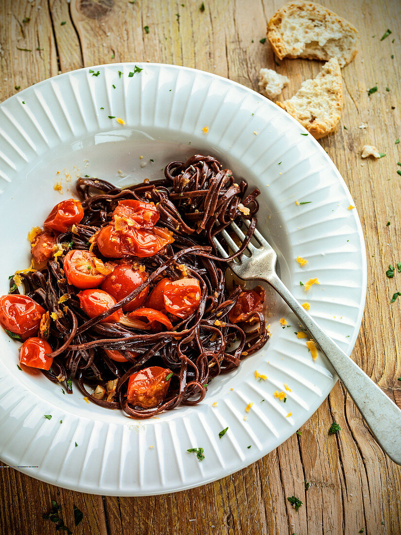 Schokoladennudeln mit geschmolzenen Kirschtomaten