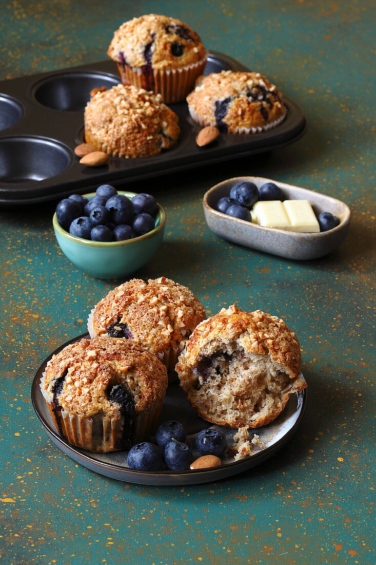 Wholegrain muffins with blueberries, almonds and white chocolate