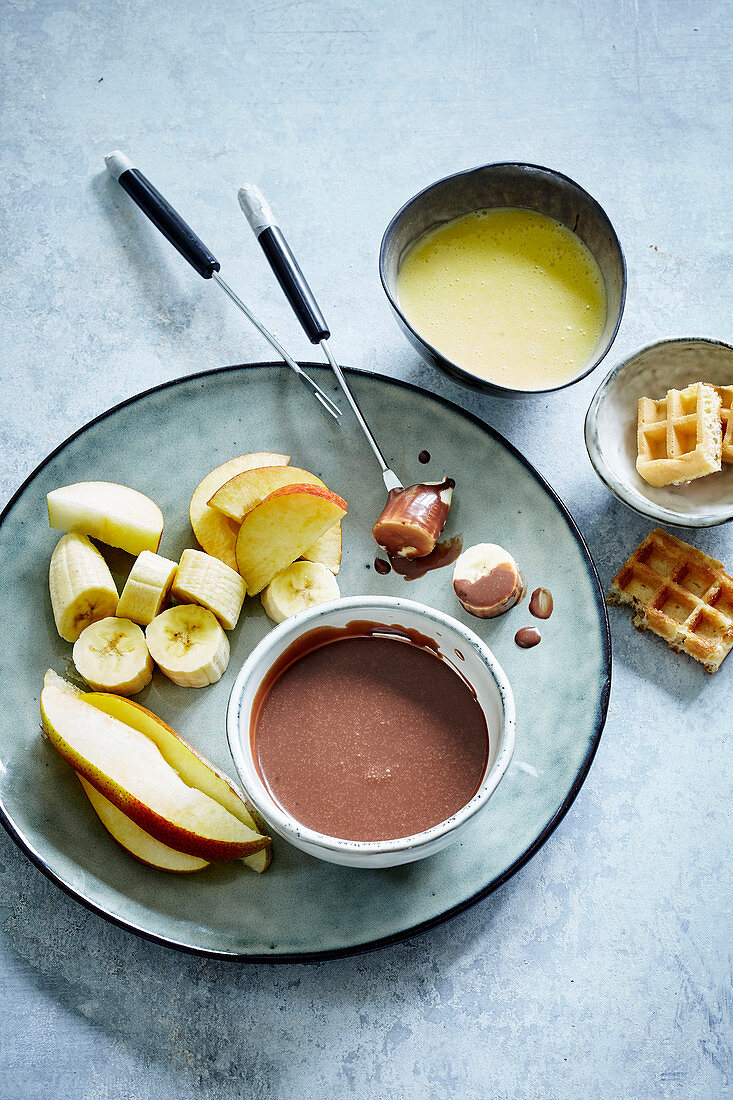 Chocolate fondue with fruits