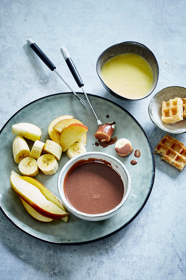 Schokoladenfondue mit Früchten und Waffeln