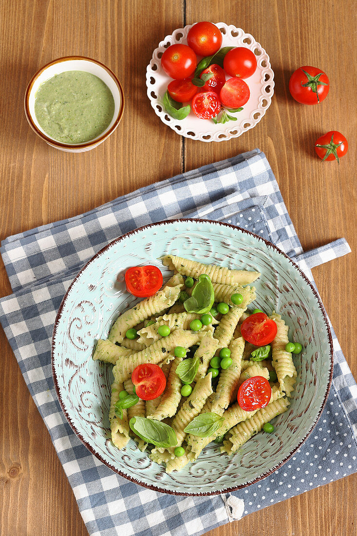 Garganelli with peas, cherry tomatoes and basil