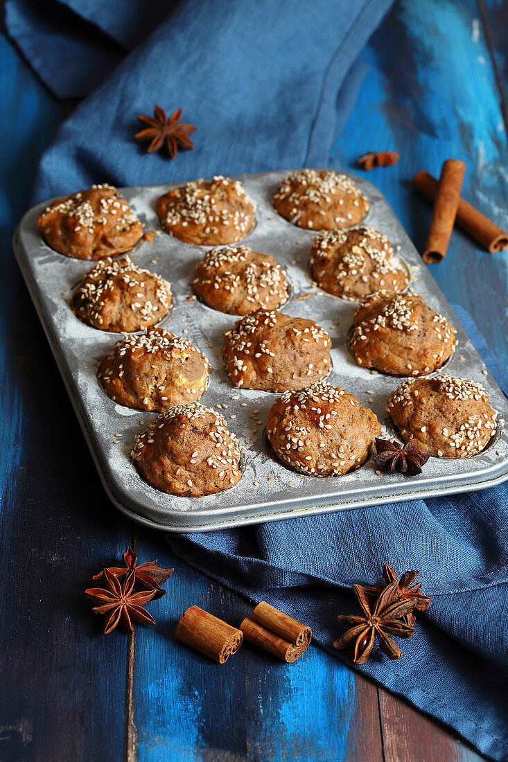 Mini muffins with cinnamon and star anise