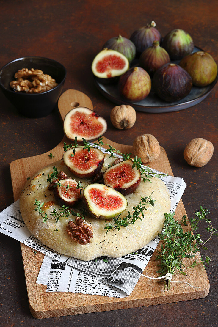 Pizza with mozzarella, figs and walnuts