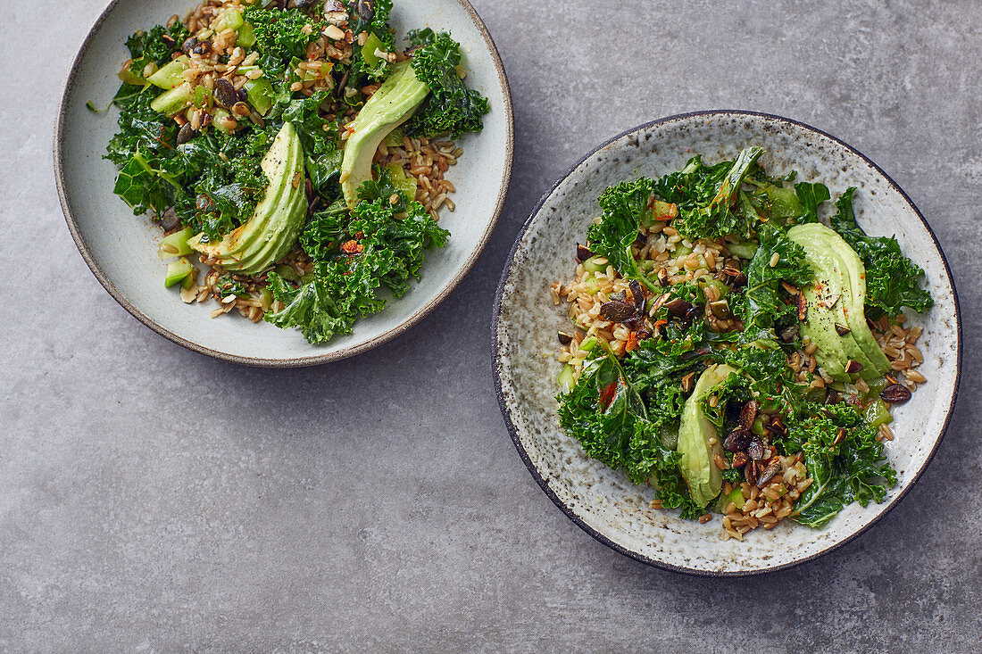Green bowls with freekeh, kale and green peppers
