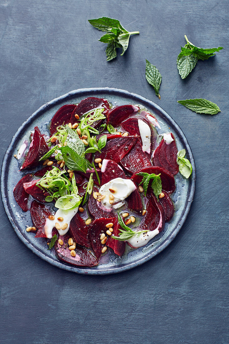 Rote-Bete-Carpaccio mit Ziegenfrischkäse und Minze