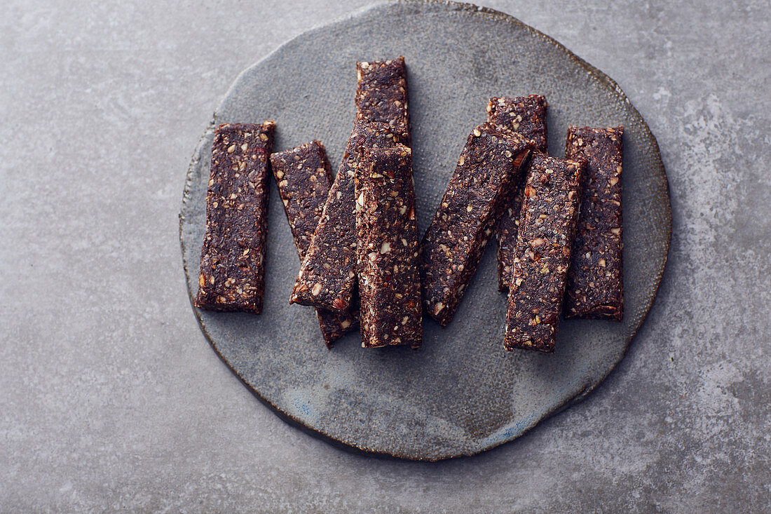 Vegan cocoa and nut bars with dates and flax seeds