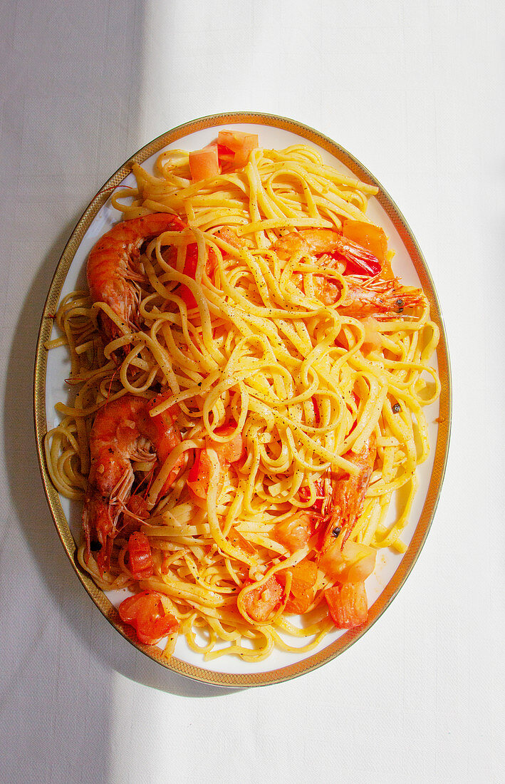 Spaghetti mit Garnelen und Tomaten