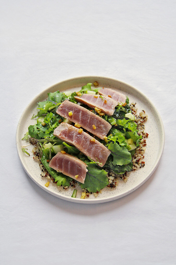 Thunfischsteak im Sesammantel auf Quinoa mit Salat und grüner Salsa