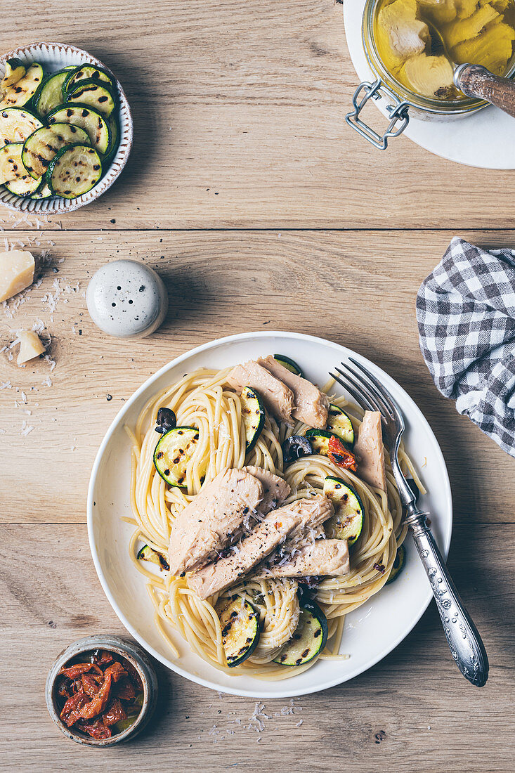 Pasta mit weißem Thun in Öl (Albacore)