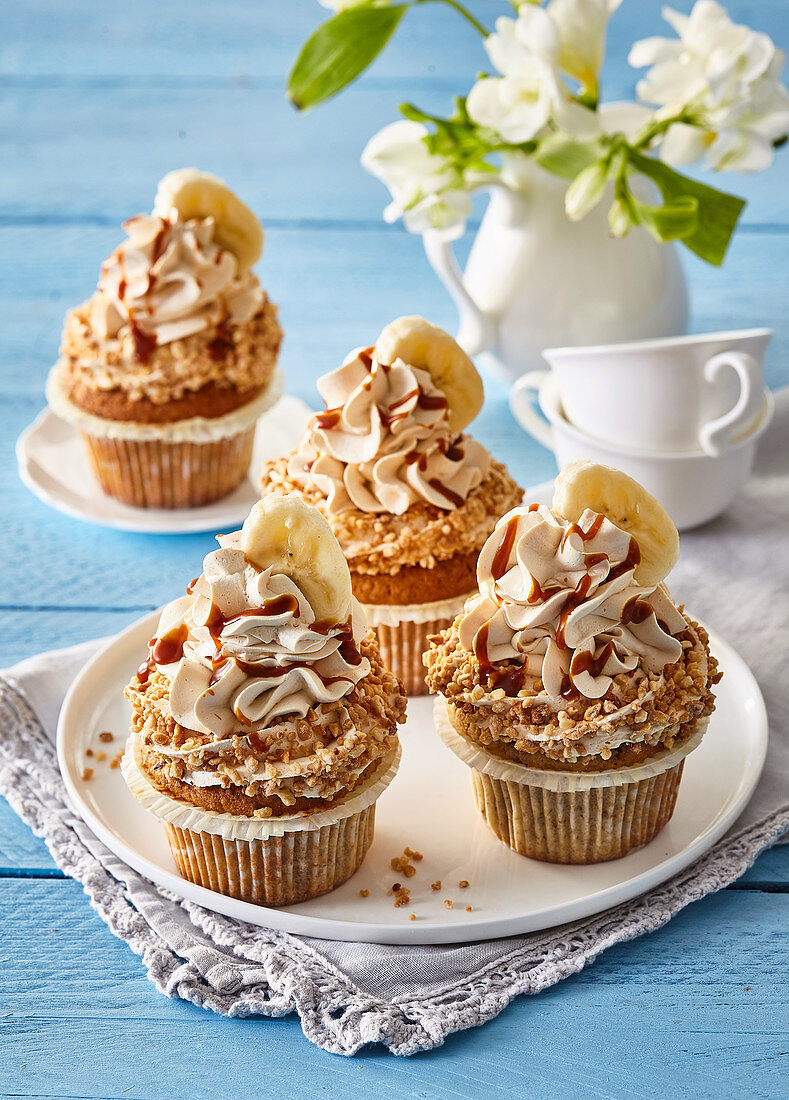 Nut muffins with caramel cream