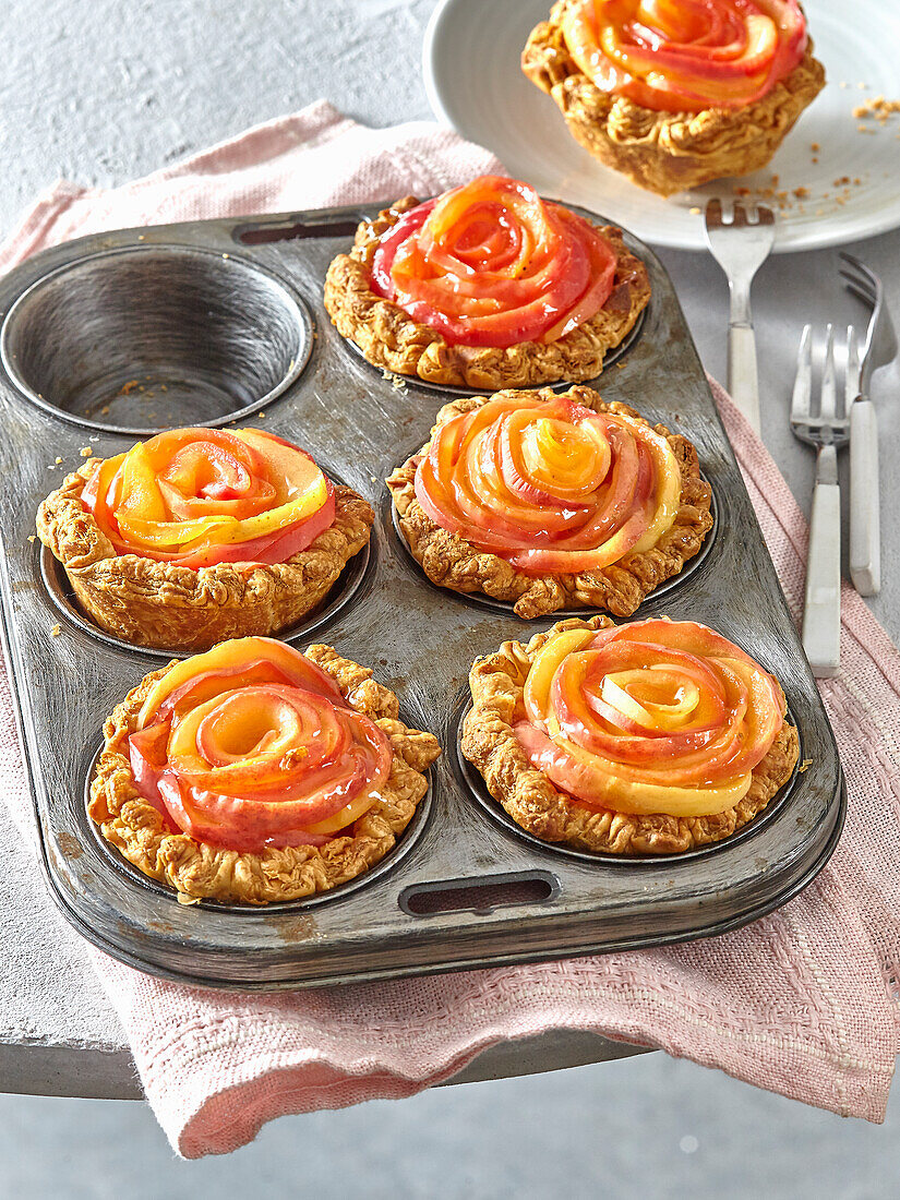 Puff pastry tartlets with apples