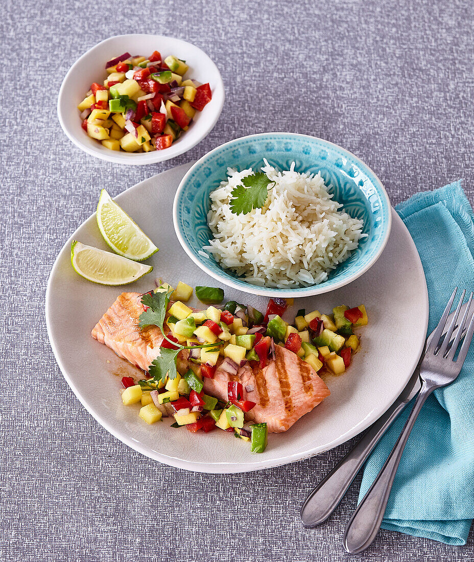 Lachs mit Mango-Avocado-Salsa und Kokosreis