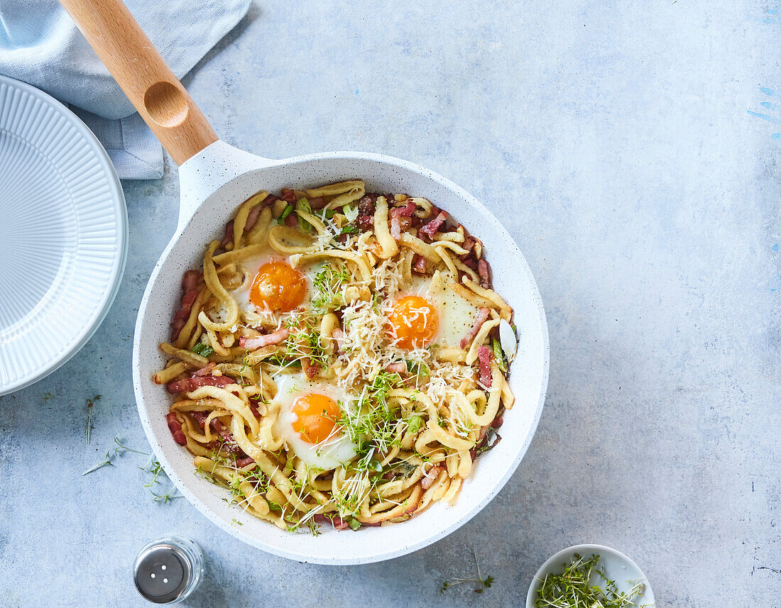 Gebratene Spätzle mit Speck und Spiegelei