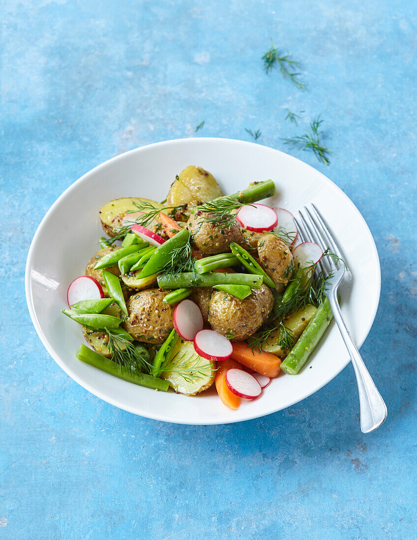 Frühlingshafter Kartoffelsalat mit Radieschen und grünen Bohnen