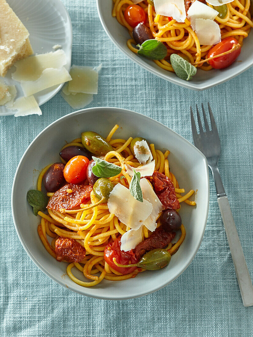 Spaghetti with olives and tomatoes