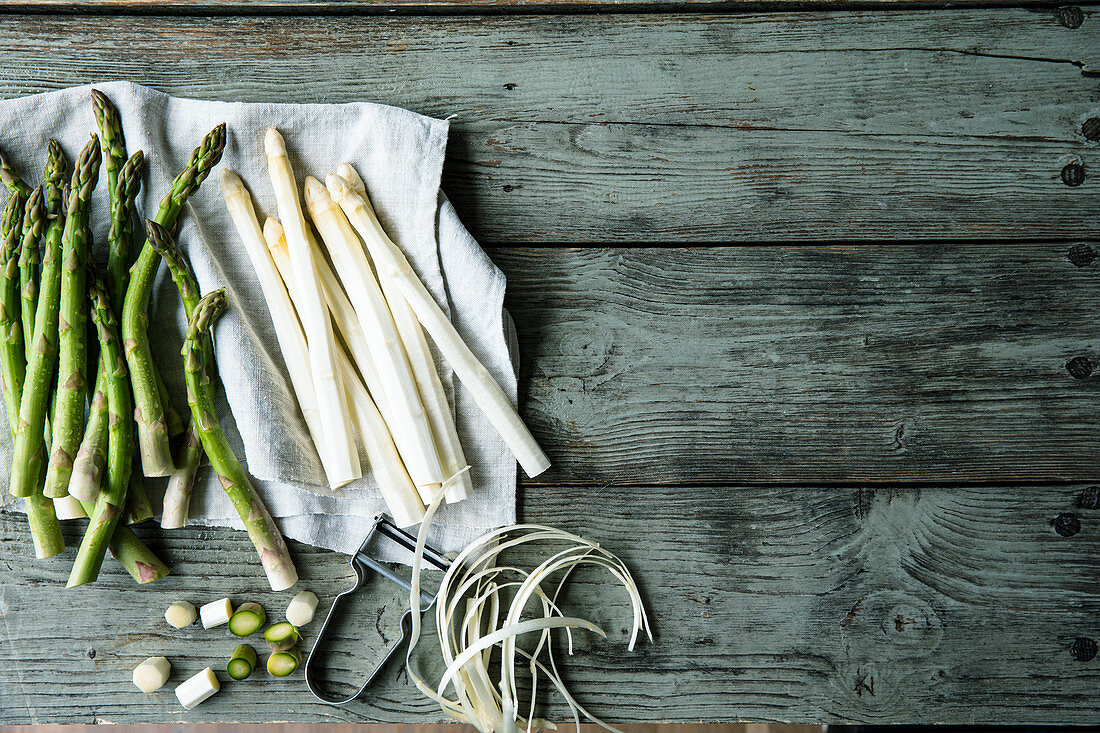 Green and white asparagus