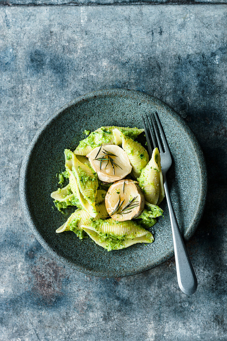 Conchiglioni with asparagus and lemon pesto and goat's cheese