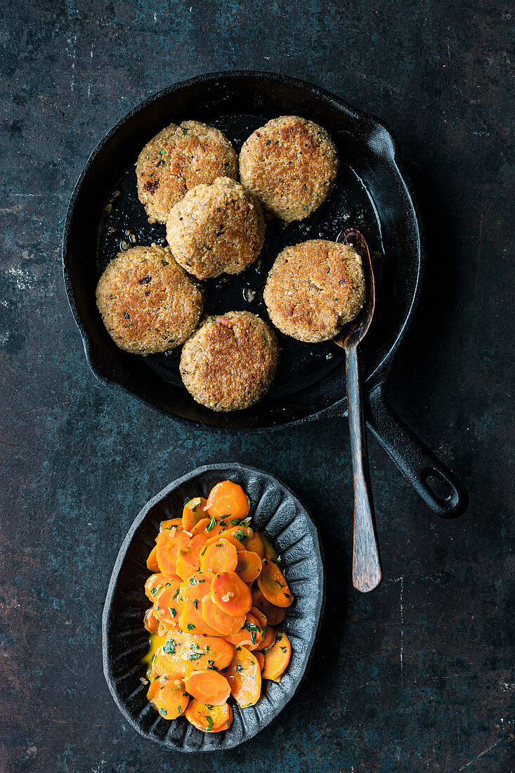 Freekeh and bacon cakes with glazed herb carrots