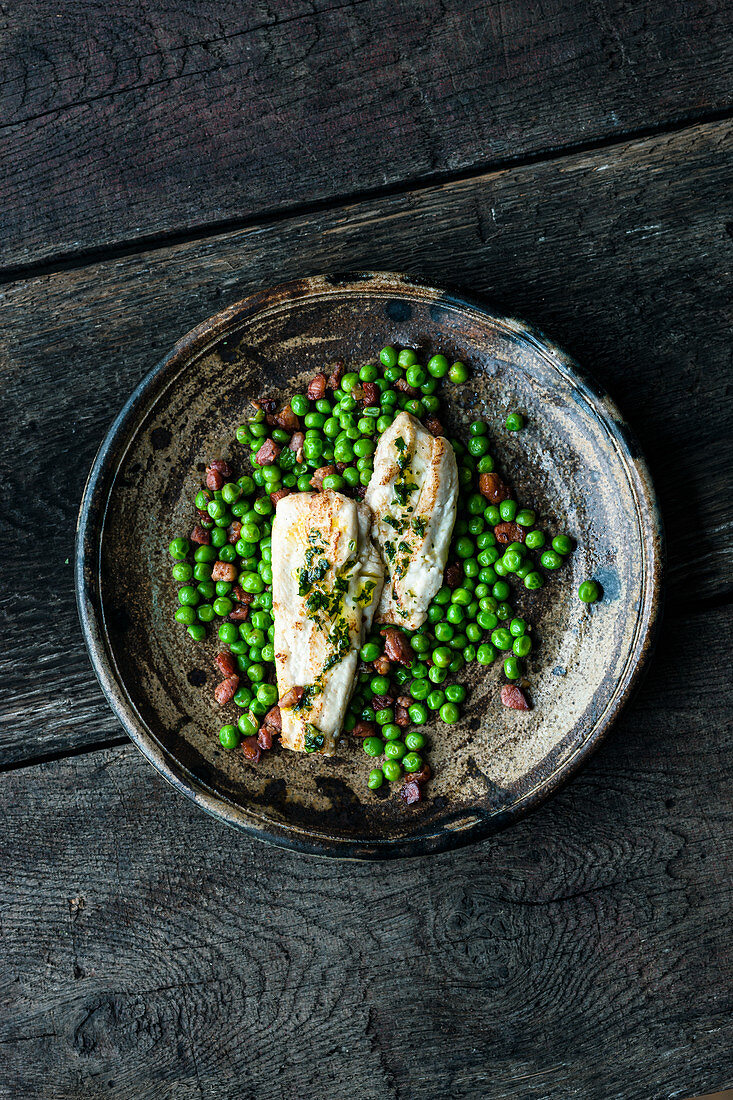 Schollenfilet mit Speckerbsen und Gremolata