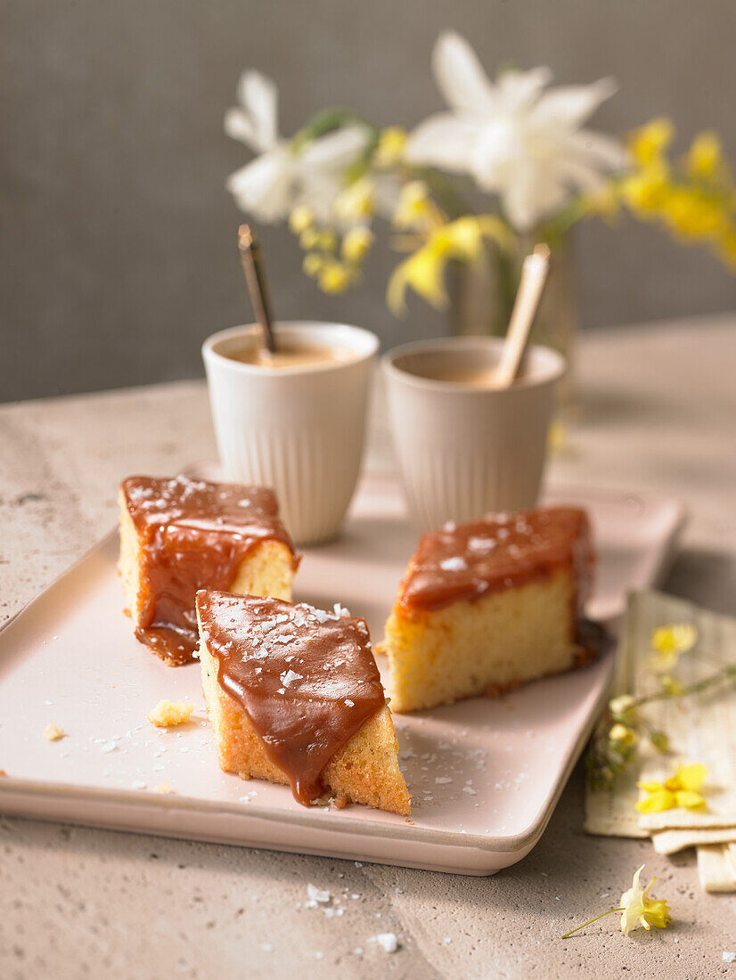 Tres-Leches-Kuchen mit salziger Toffee-Glasur