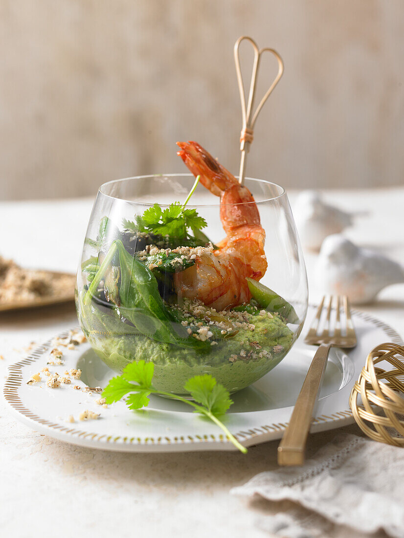 Pea hummus with green asparagus and prawns