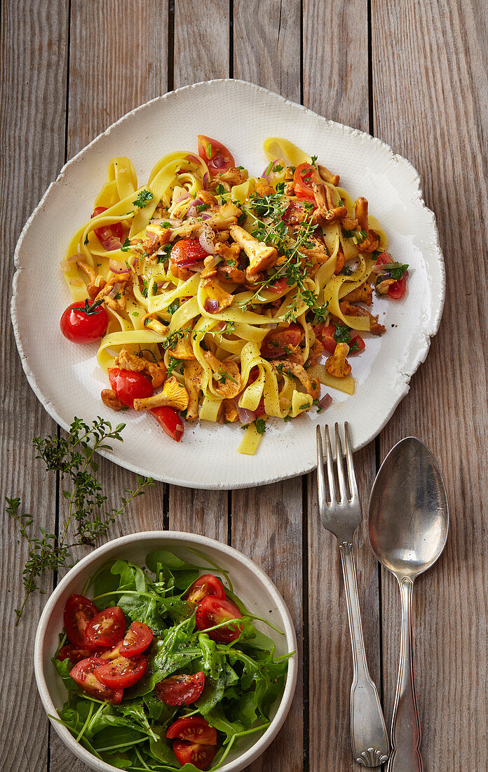 Pasta with mushrooms and tomatoes