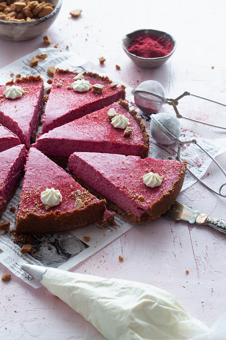 Lingonberry pie with gingerbread cookie crumbs