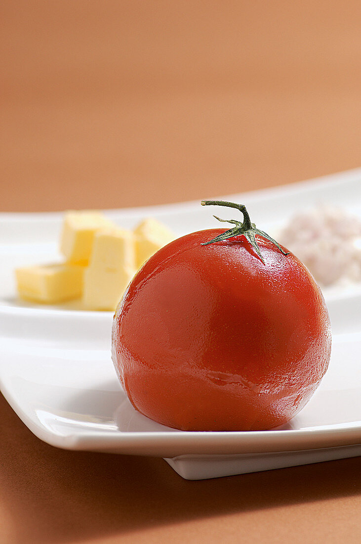 Jellied tomato with butter and cream