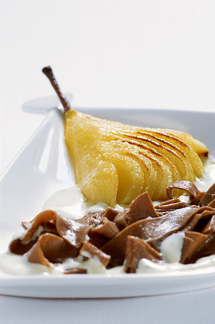 Cocoa noodles with Gorgonzola sauce and gratinated pear