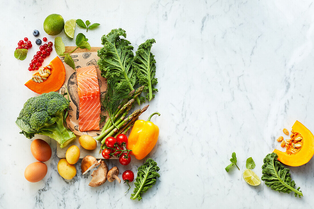 Gesunde Lebensmittel - Obst, Gemüse, Pilze, Fisch und Eier