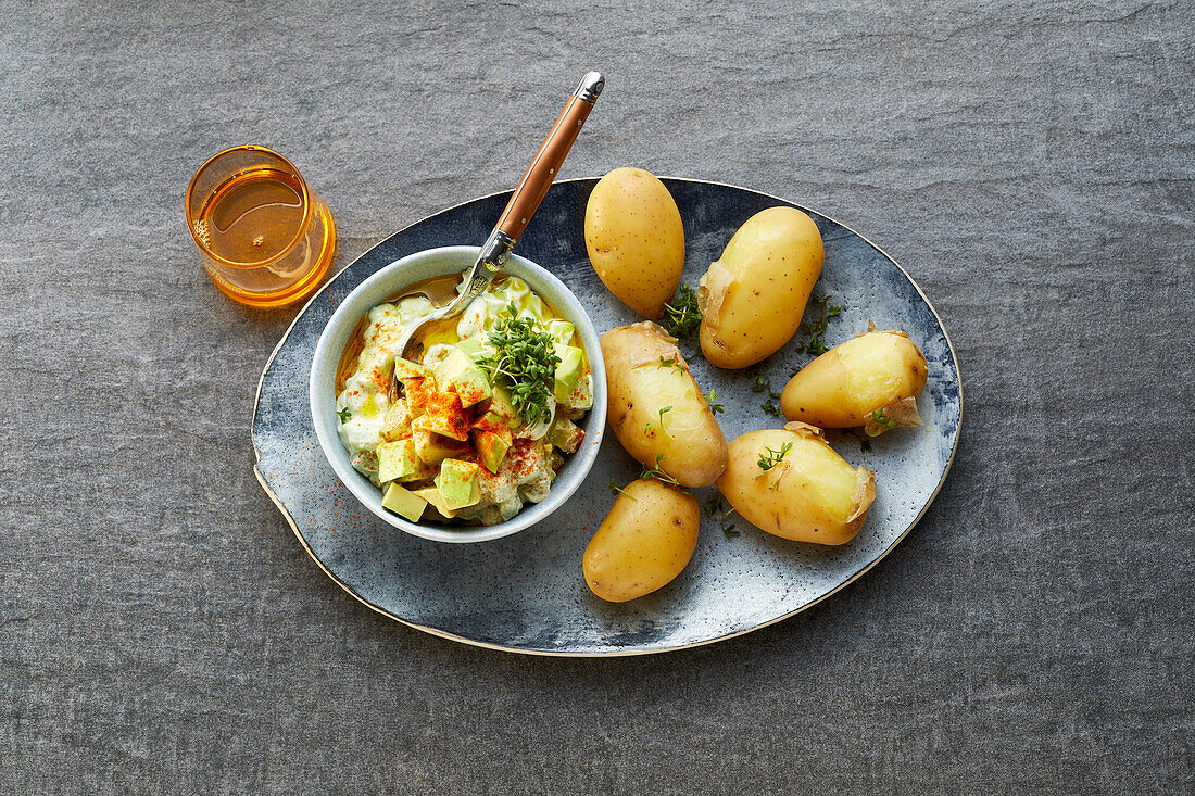 Pellkartoffeln mit Gurken-Avocado-Quark