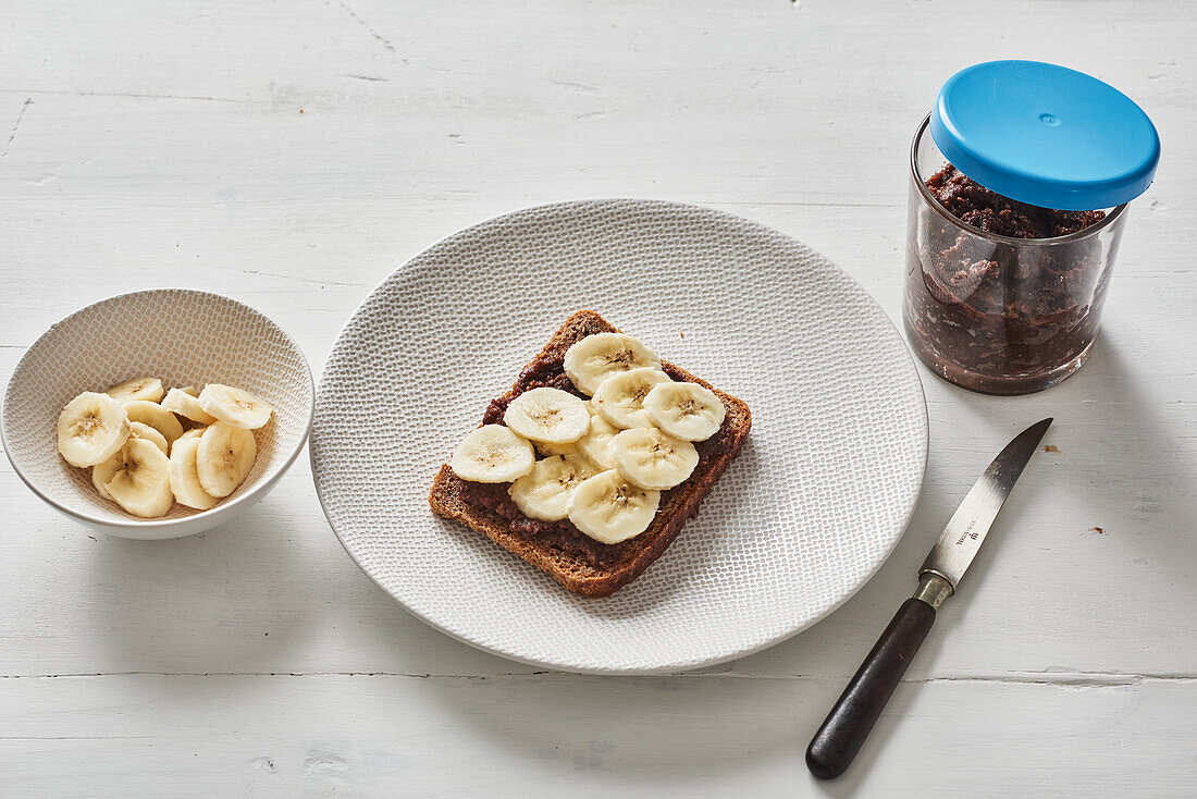 Wholemeal bread with chocolate date cream and bananas
