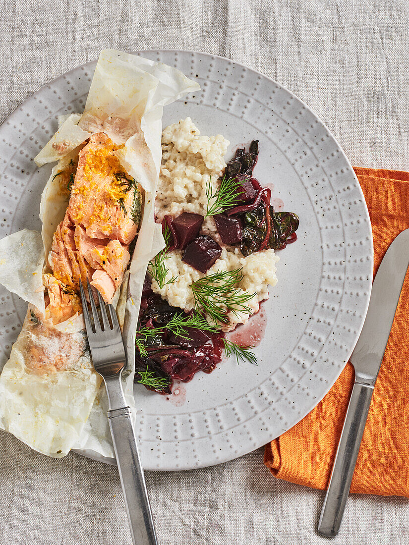 Lachs mit karamellisierter Rote-Bete und Graupen-Risotto