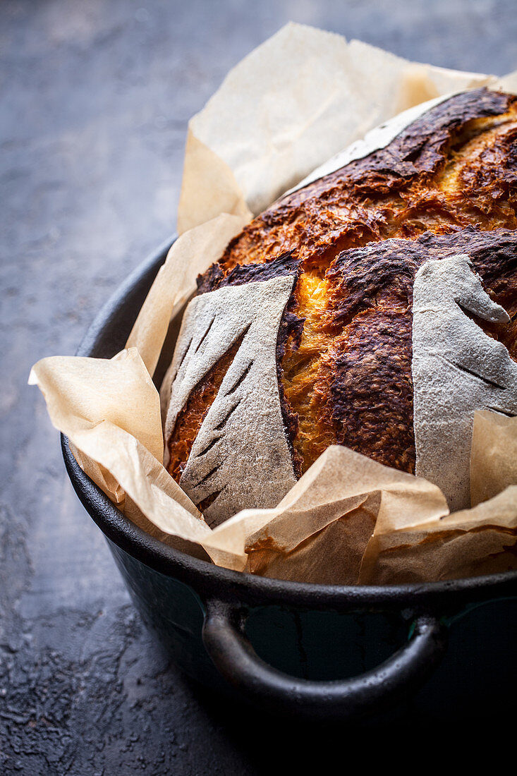 Hausgemachtes Sauerteigbrot im Topf gebacken