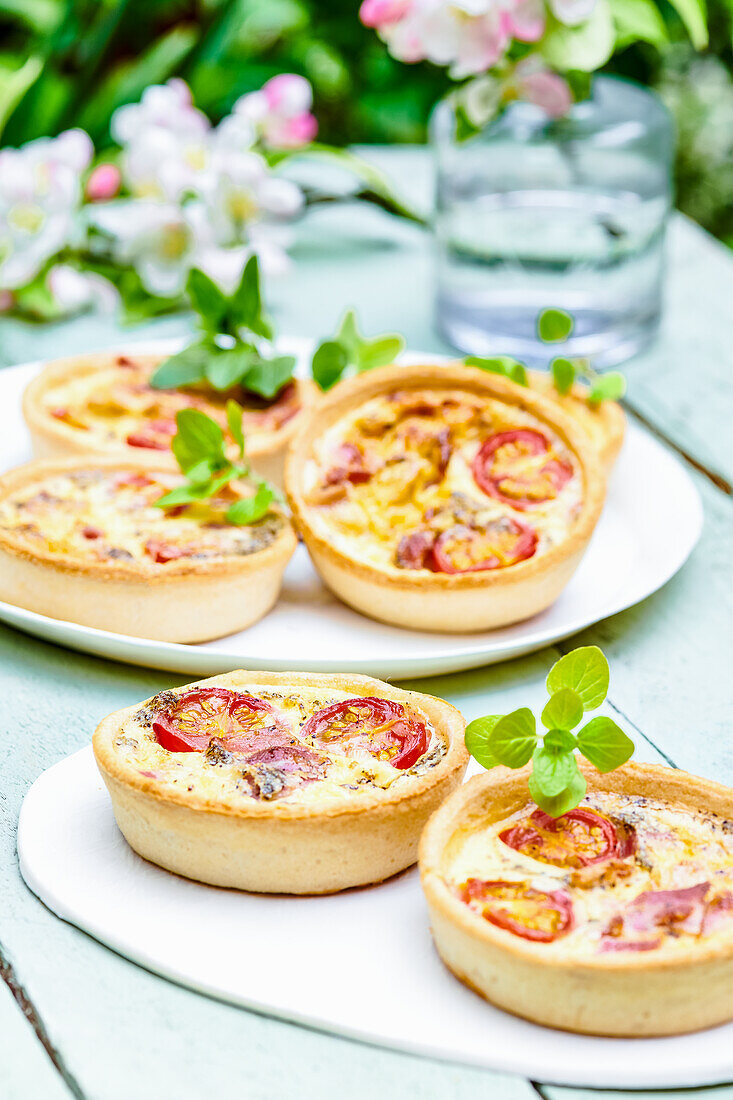 Small egg and bacon tartlets with tomatoes