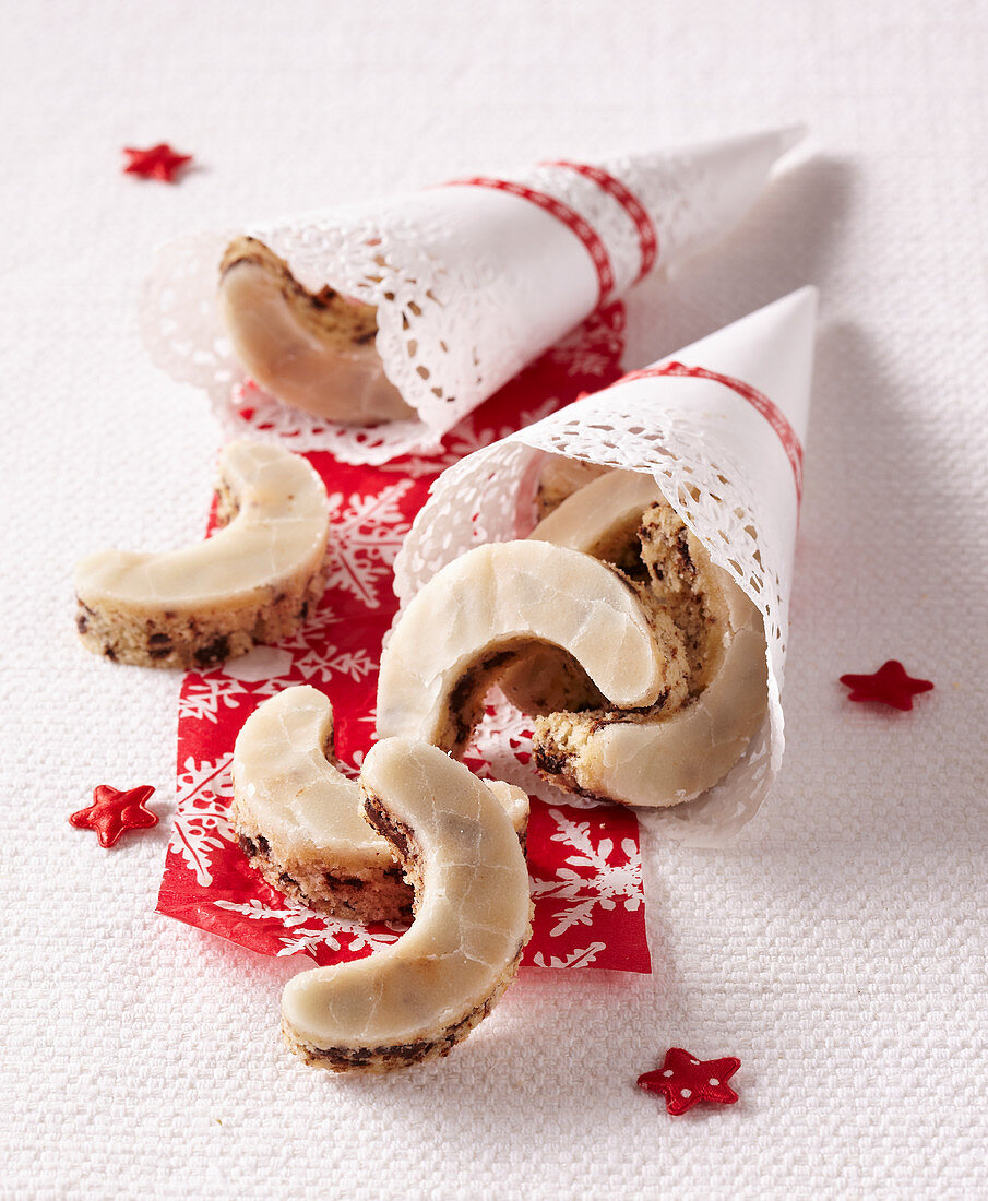 Weihnachtliches Rumgebäck mit Zuckerglasur in Spitztüten