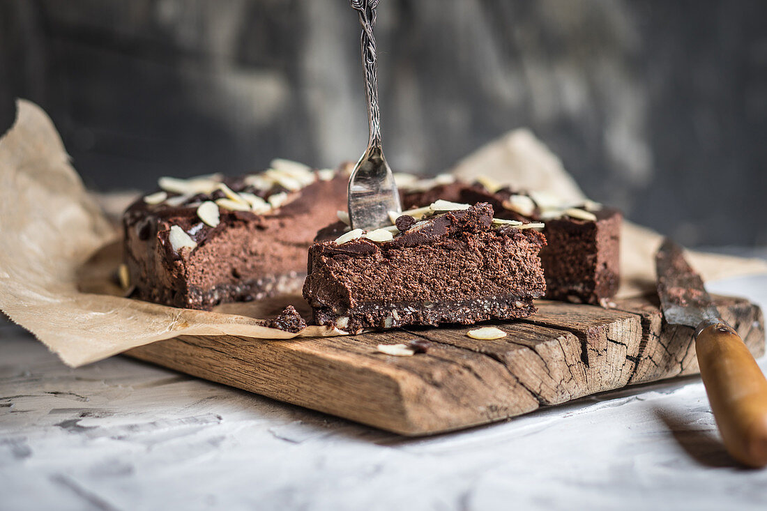 Veganer und glutenfreier Schokoladenkuchen mit Nüssen