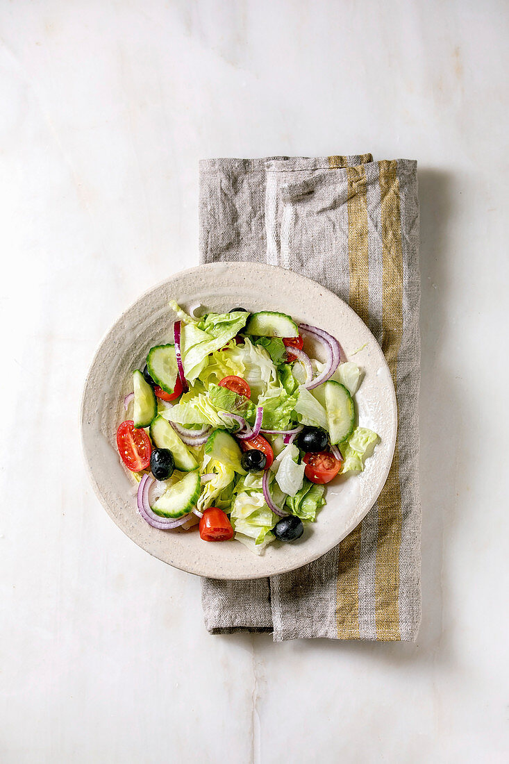 Gemüsesalat mit Tomaten, Gurken, Zwiebeln und Oliven