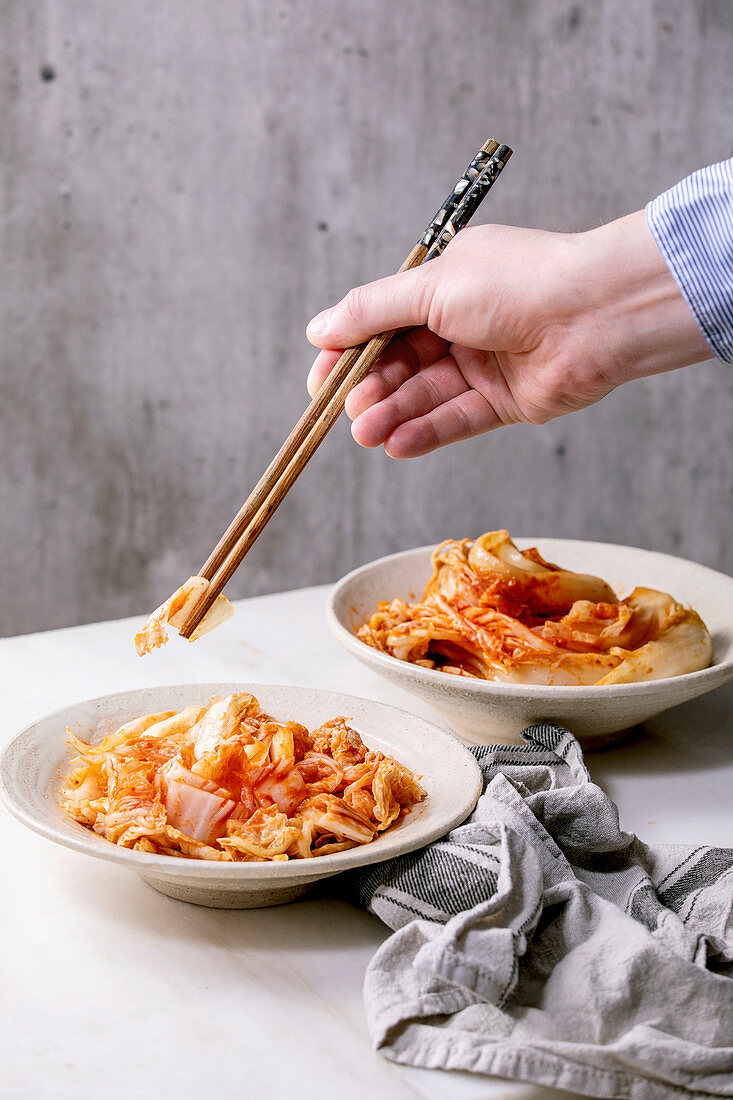 Koreanischer Kimchi-Kohl auf Tellern