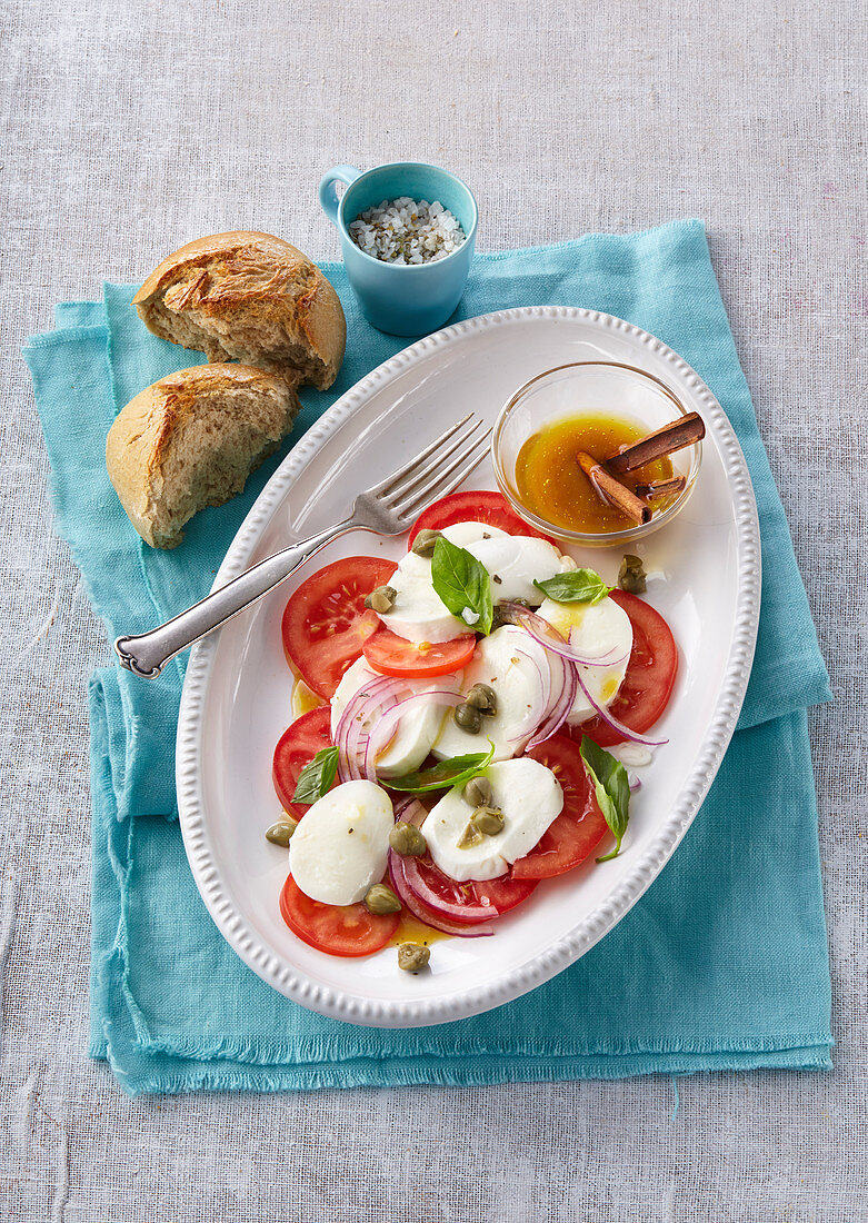 Mozzarella-Tomaten-Salat mit Honig-Dressing