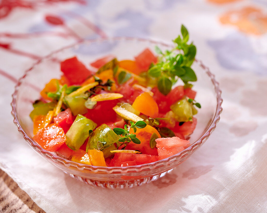 Sommerlicher bunter Tomatensalat