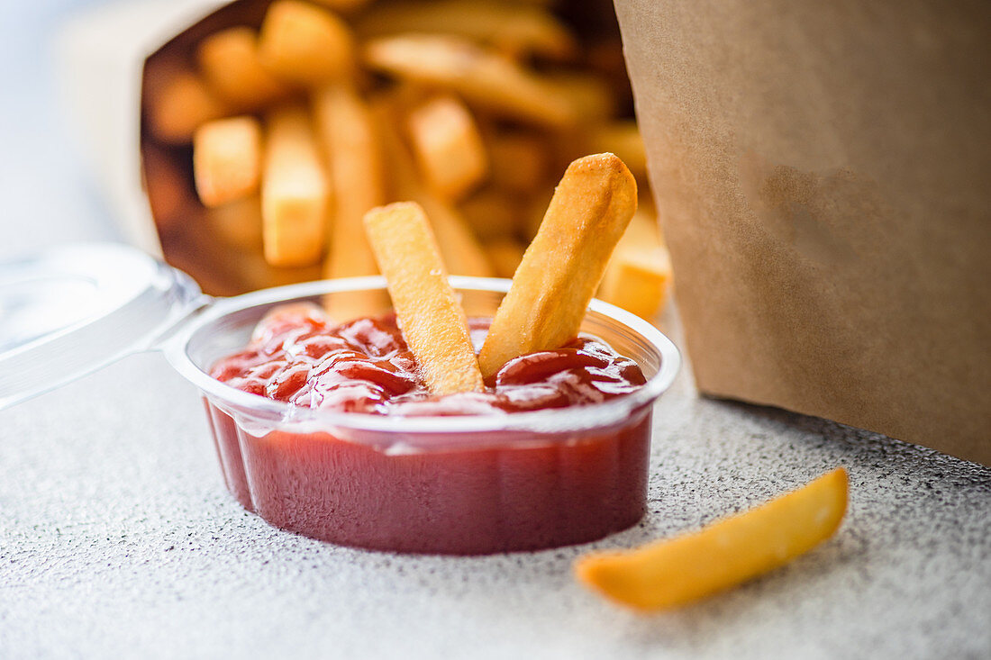 Pommes Frites mit Ketchup