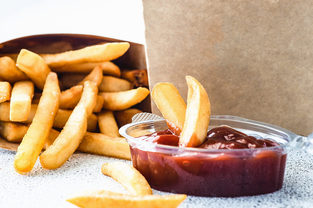 Pommes Frites mit Ketchup