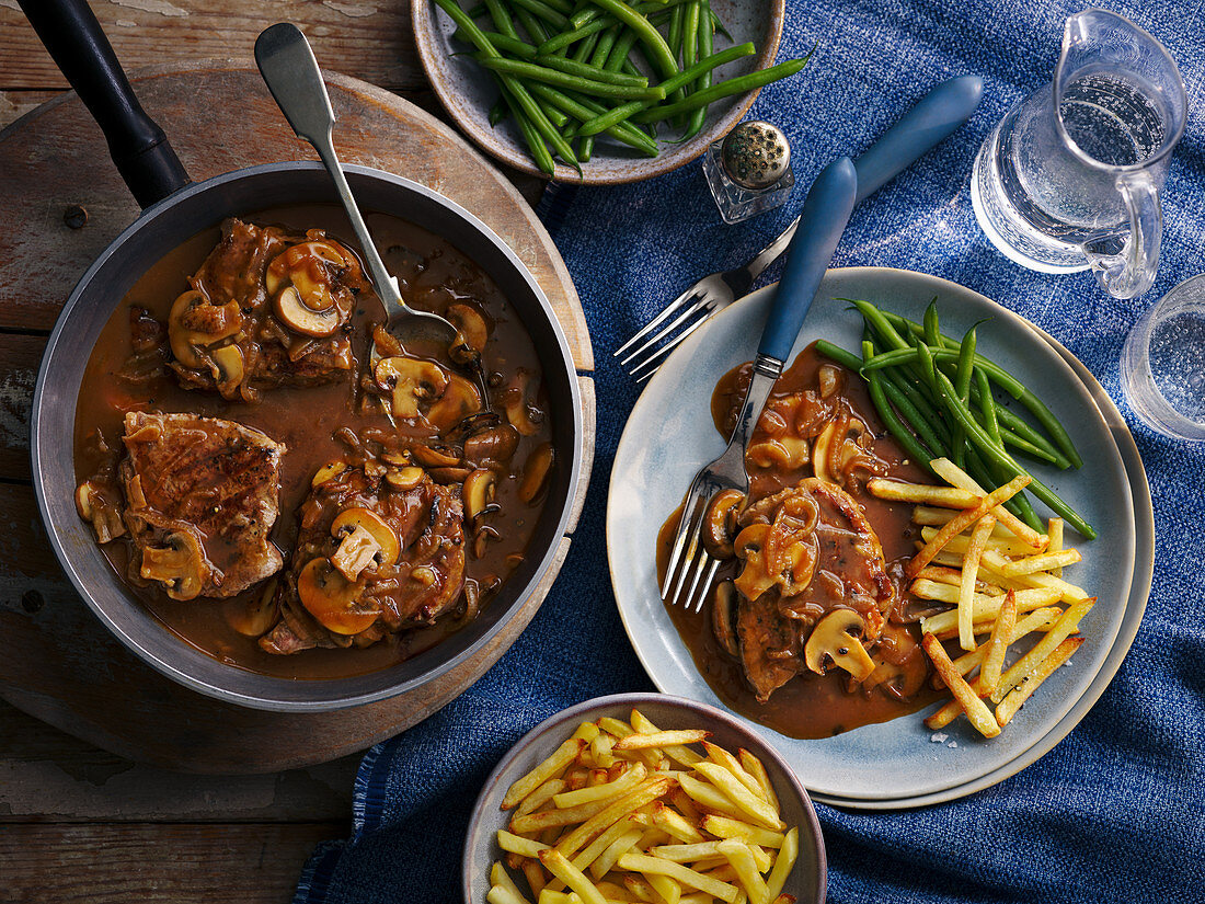 Steak mit Marmite-Pilzsauce, Bohnen und Pommes