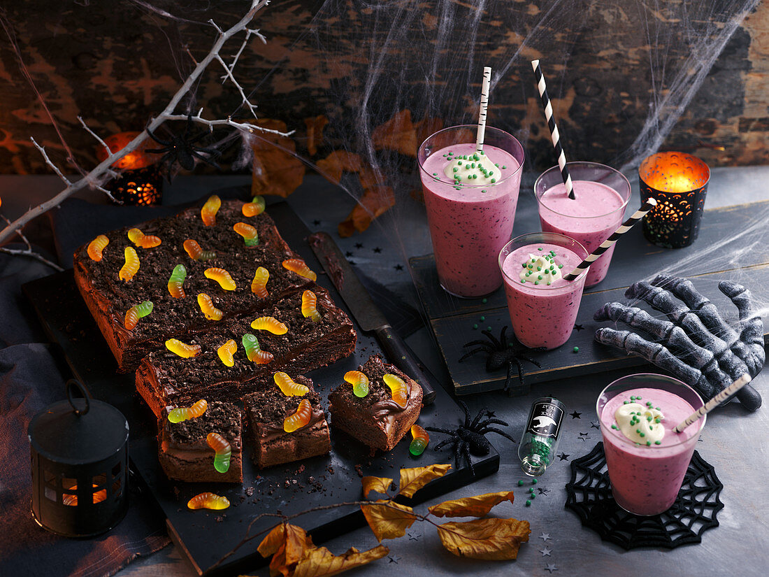 Halloween-Buffet mit Hexen-Drink und 'Würmer'-Brownie