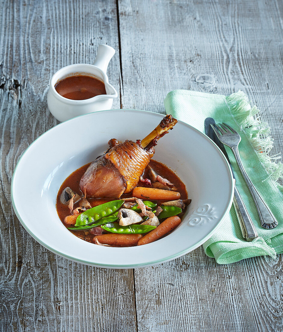 Coq au vin mit Frühlingsgemüse