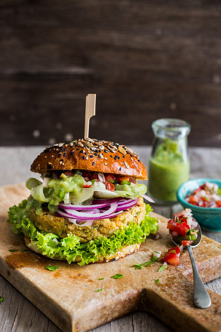 Burger mit Jalapeno, Bohnen und Kichererbsen