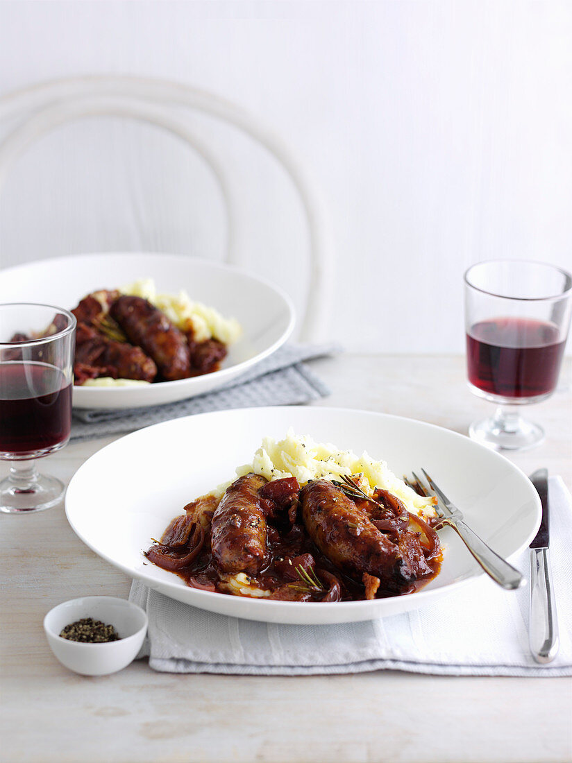 Sausages braised with fennel and red wine